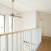 心地よい風が吹き抜け、明るい太陽が差す家のサムネイル