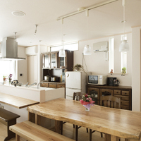 心地よい風が吹き抜け、明るい太陽が差す家のサムネイル